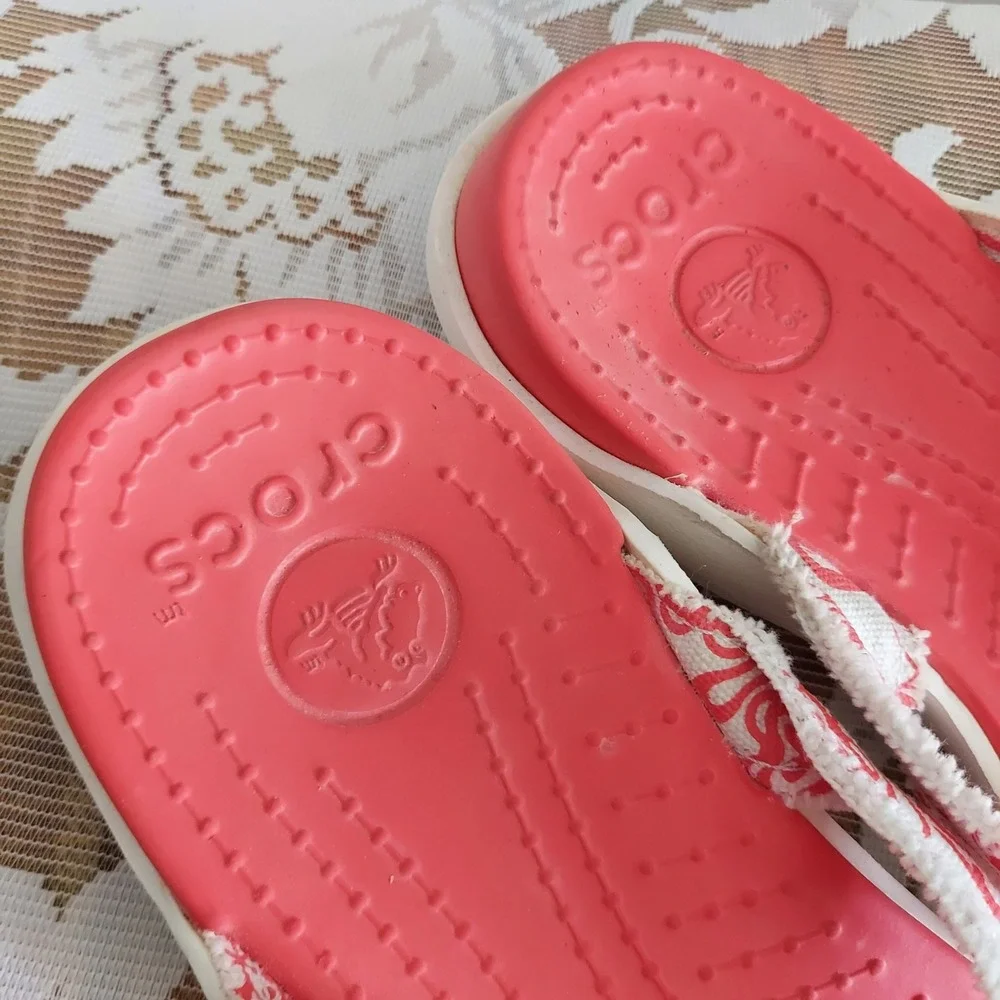 Crocs Womens Red White Patterned Canvas Strap Flip Flop Sandals Size 9